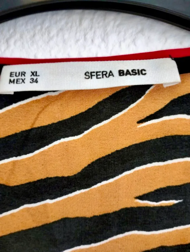 Blusa estampada mostaza y negra