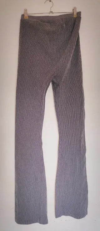Pantalones acampanados canalé gris Talla M