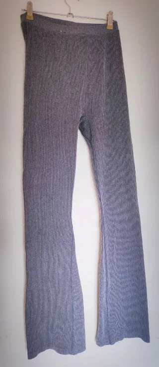 Pantalones acampanados canalé gris Talla M
