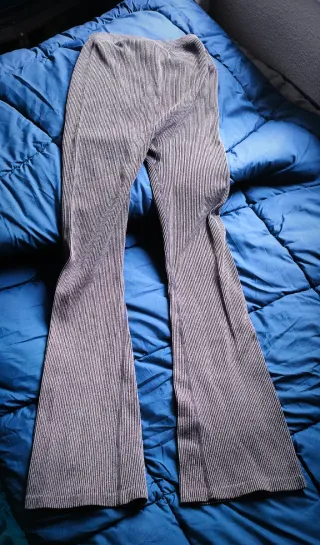 Pantalones acampanados canalé gris Talla M