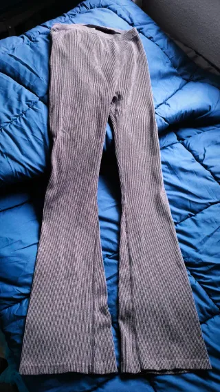 Pantalones acampanados canalé gris Talla M