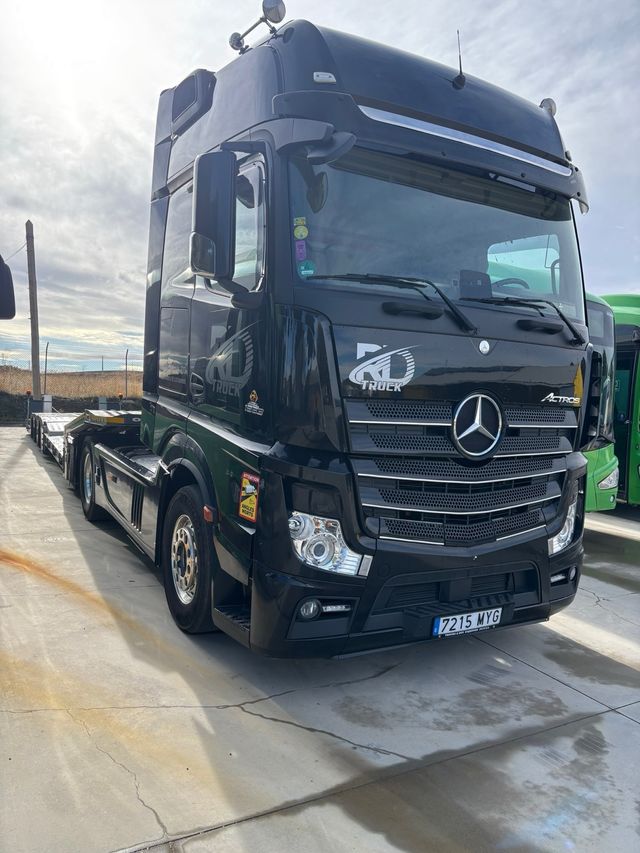 Camión Portavehículos Mercedes-Benz