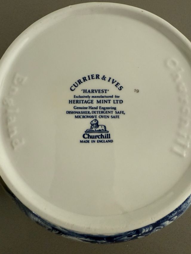 Zuppiera Churchill blu e bianca