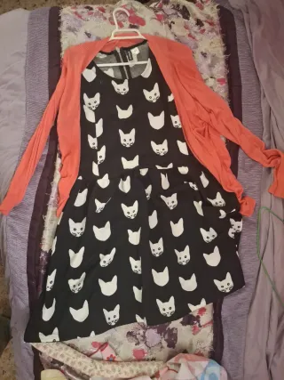 Vestido negro con estampado de gatos