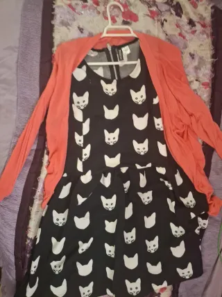 Vestido negro con estampado de gatos