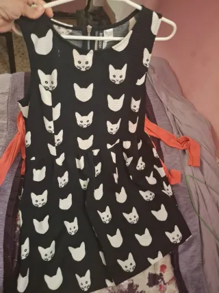 Vestido negro con estampado de gatos