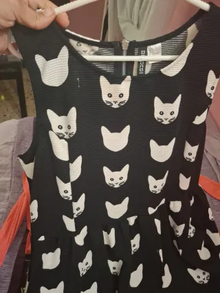 Vestido negro con estampado de gatos