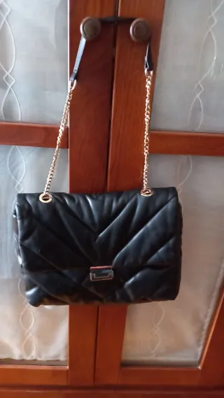 Bolso negro acolchado Zara