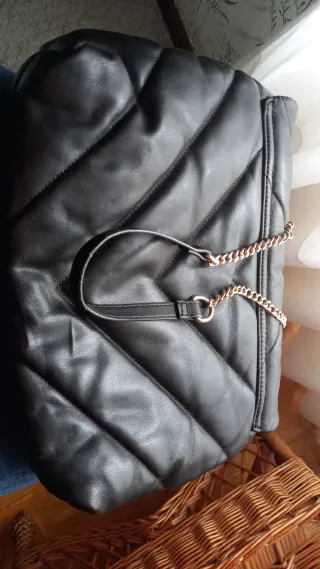 Bolso negro acolchado Zara