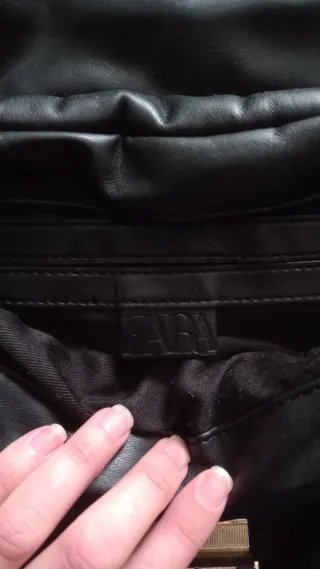 Bolso negro acolchado Zara