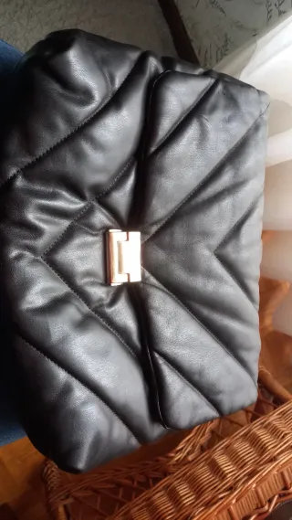 Bolso negro acolchado Zara