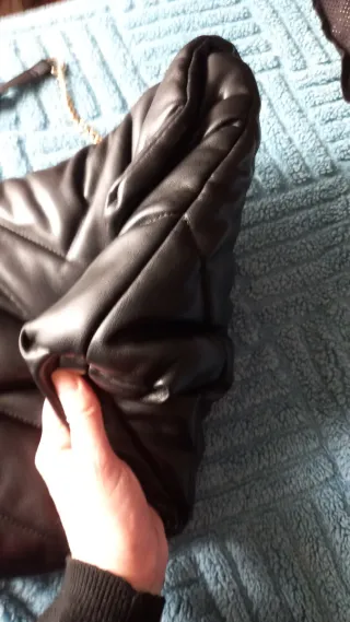 Bolso negro acolchado Zara