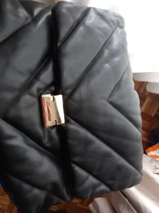 Bolso negro acolchado Zara