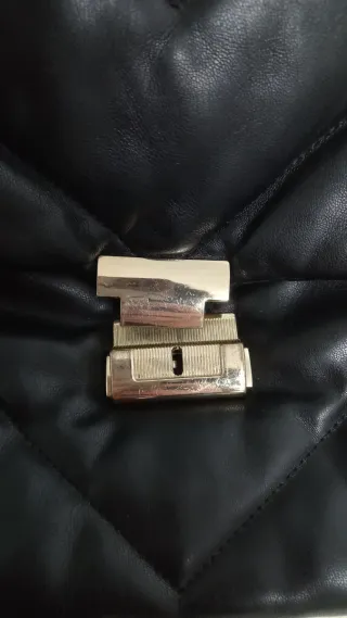 Bolso negro acolchado Zara