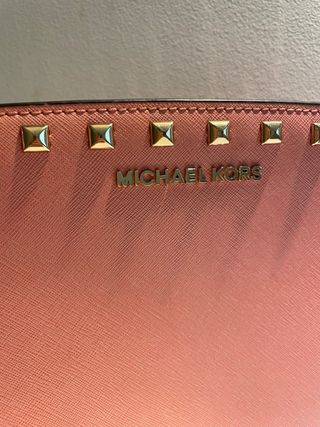 Bolso Michael Kors Rosa con Tachuelas Doradas
