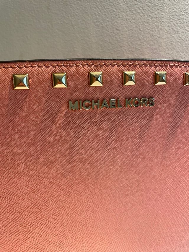 Bolso Michael Kors Rosa con Tachuelas Doradas