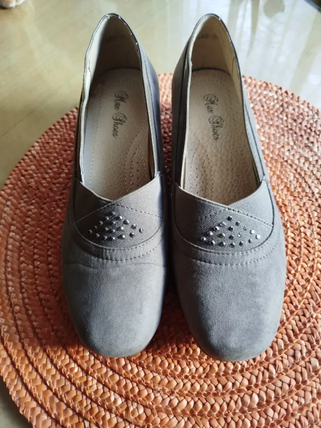 Zapatos cuña beige y grises