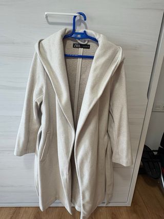 Abrigo Zara Blanco con Capucha