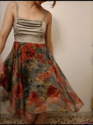 Vestido de fiesta dorado y rojo