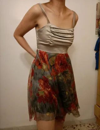 Vestido de fiesta dorado y rojo