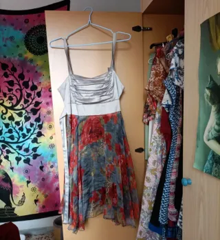 Vestido de fiesta dorado y rojo