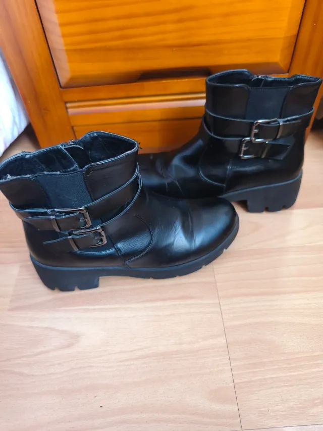 Botas negras con hebillas