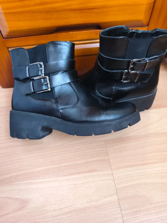 Botas negras con hebillas