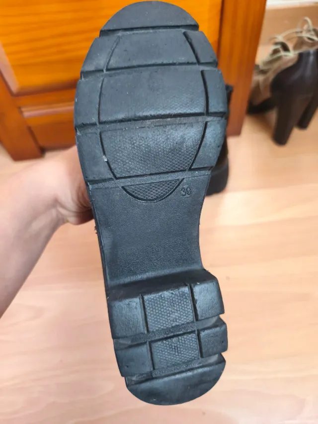 Botas negras con hebillas