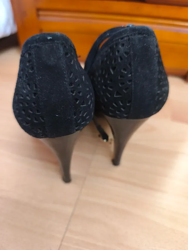 Zapatos de tacón negros peep toe