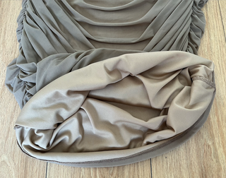 Falda lápiz midi de malla beige