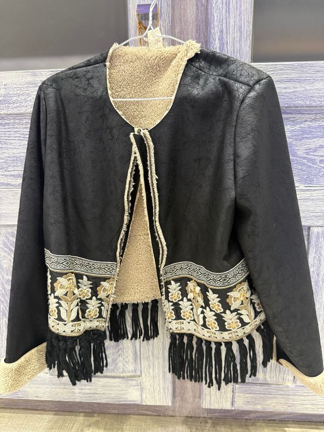 Chaqueta con bordado y flecos