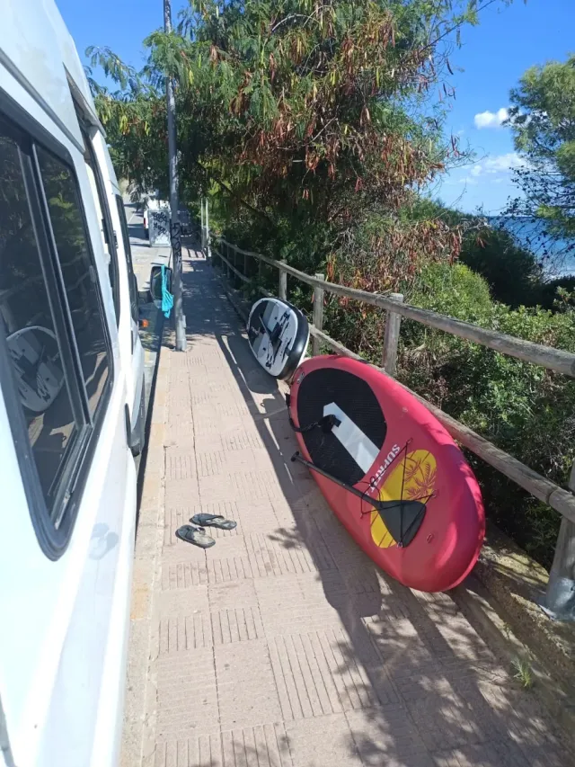 Tabla de pádel surf roja.
