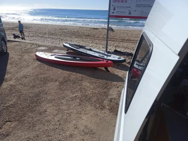 Tabla de pádel surf roja.