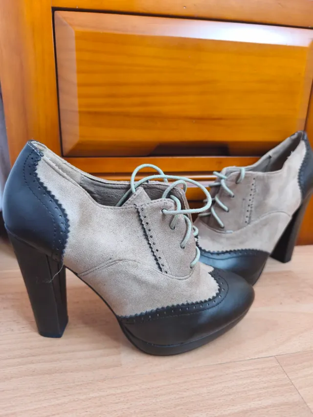 Botines de tacón beige y negro