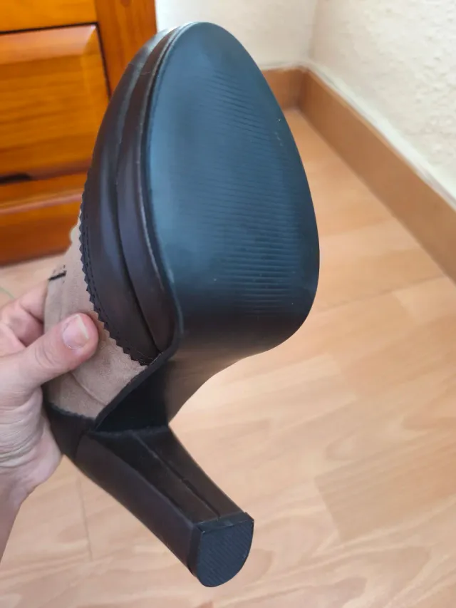 Botines de tacón beige y negro