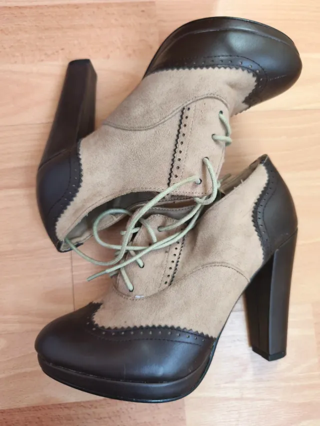 Botines de tacón beige y negro