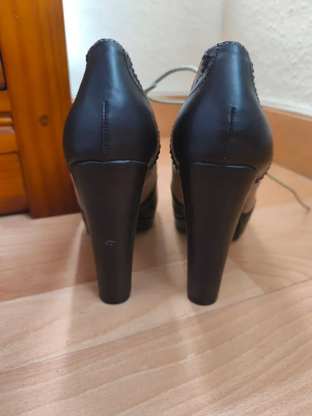 Botines de tacón beige y negro