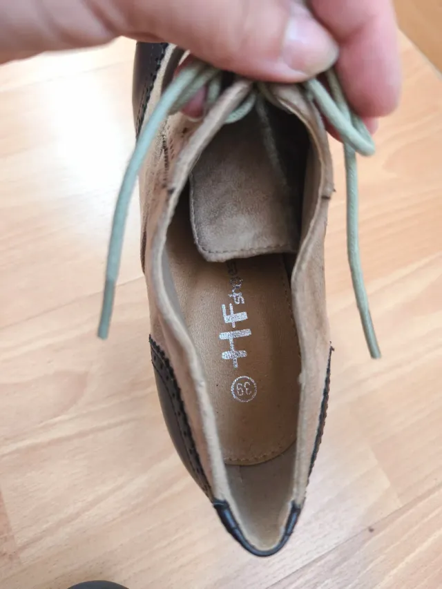 Botines de tacón beige y negro