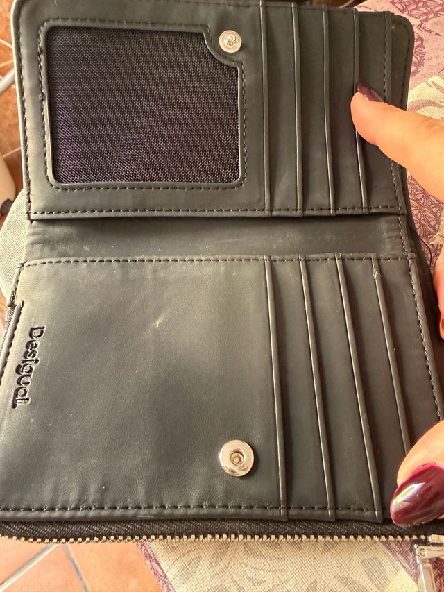 Cartera Desigual Negra y Morada