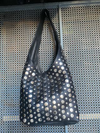 Bolso piel negro tachuelas plateadas