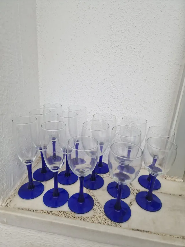 Copas de cristal azul y transparente