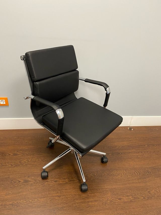 Sillón de oficina con ruedas y reposabrazos