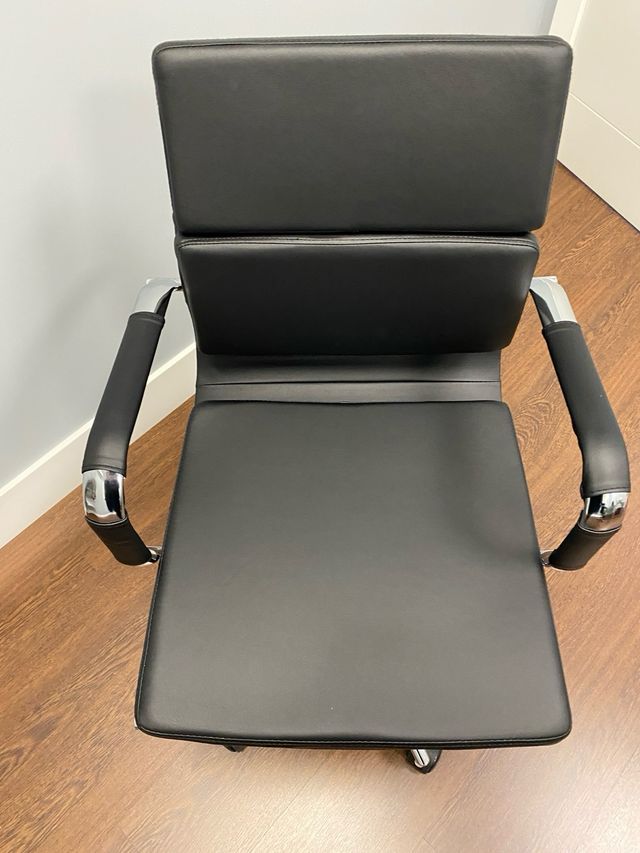 Sillón de oficina con ruedas y reposabrazos