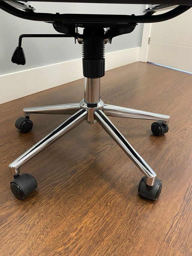 Sillón de oficina con ruedas y reposabrazos