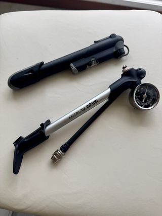 Pack Accesorios Ciclismo: Casco, Bombas y Candado