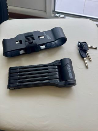 Pack Accesorios Ciclismo: Casco, Bombas y Candado