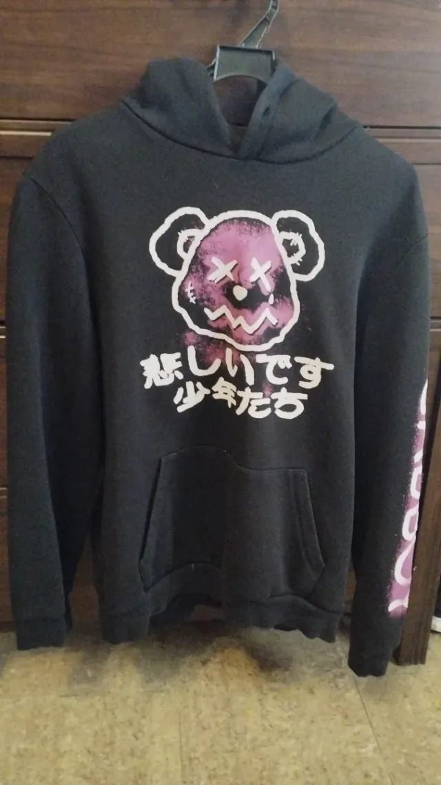 Sudadera Negra con Estampado de Oso