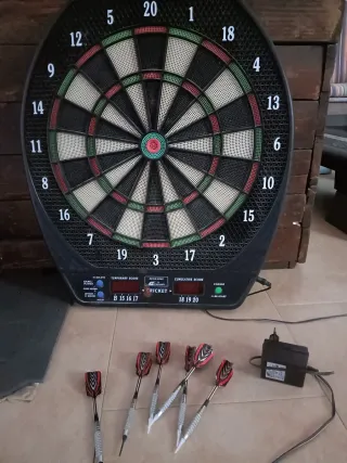Diana electrónica con 6 dardos