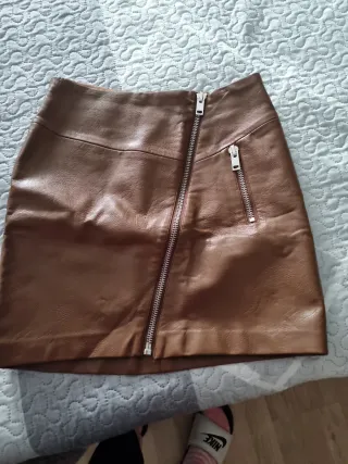 Falda de cuero marrón con cremallera