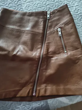 Falda de cuero marrón con cremallera